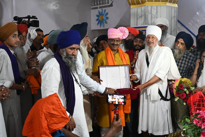 बड़ी संख्या में लोग ओम बिरला की अगवानी के लिए जमा थे. माहौल में कहीं नगाड़ों की धमक और जयकारों की आवाज थी तो कहीं मंत्रोच्चार की स्वर लहरियां थीं.