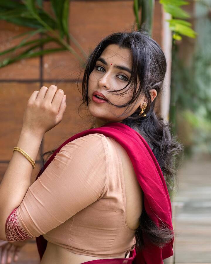 'ఉస్తాద్' తర్వాత కావ్య కళ్యాణ్ రామ్ మరొక సినిమాకు సంతకం చేయలేదు. ఆ సినిమా ఆశించిన స్థాయిలో విజయం సాధించలేదు. కానీ, కావ్య నటనకు మంచి పేరు వచ్చింది. (Image Courtesy: kavya_kalyanram / Instagram)