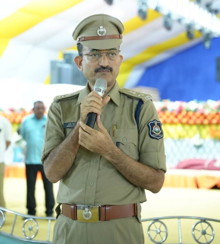 મળતી જાણકારી અનુસાર, જે 38 કર્મચારીઓ ગેરહાજર રહ્યા હતા તેમાં પાંચ ASI, 23 કોન્સ્ટેબલ, 10 હેડ કોન્સ્ટેબલ નો સમાવેશ થાય છે. જૂનાગઢ બી ડિવિઝન,, જૂનાગઢ સી ડિવિઝન, માળીયા, બાટવા, ચોરવાડ, વંથલી, ટ્રાફિક શાખા જૂનાગઢ, કેશોદના કુલ મળી 38 પોલીસકર્મી ગેરહાજર રહ્યા હતા.