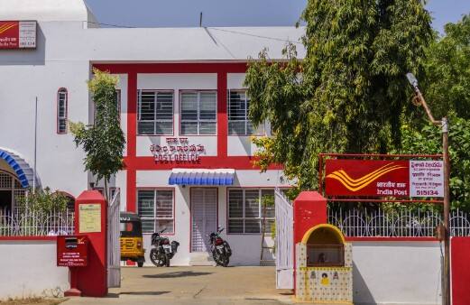 જો તમે દર મહિને તમારા માટે નિયમિત આવક ઉભી કરવા માંગો છો, તો પોસ્ટ ઓફિસ માસિક આવક યોજના આ બાબતમાં તમારા માટે ખૂબ મદદરૂપ થઈ શકે છે. આ સ્કીમ દ્વારા તમે ઘરે બેઠા વાર્ષિક 1,11,000 રૂપિયા અને દર મહિને 9,250 રૂપિયાની કમાણી કરી શકો છો. જાણો યોજના સાથે જોડાયેલી ખાસ વાતો.