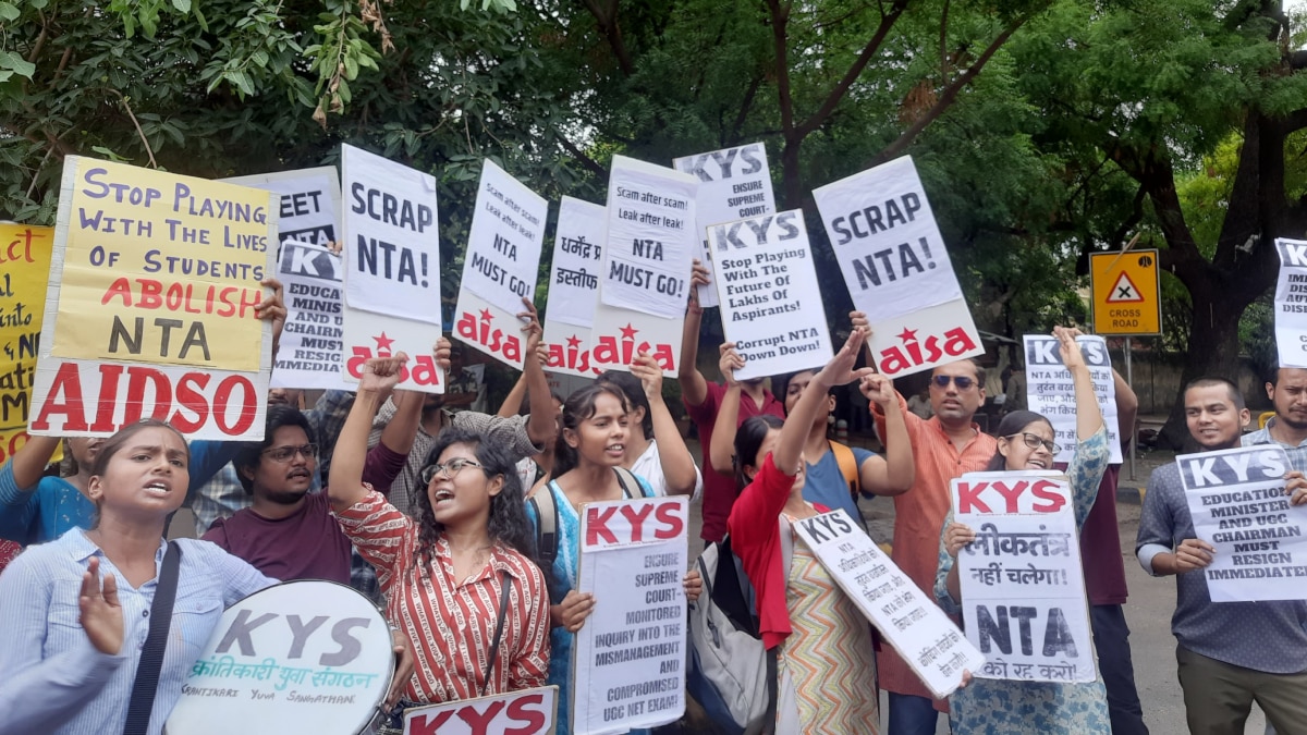 Delhi News: NEET परीक्षा पर फैसले से पहले छात्रों ने सुप्रीम कोर्ट को लिखा पत्र, जानें क्या कहा?