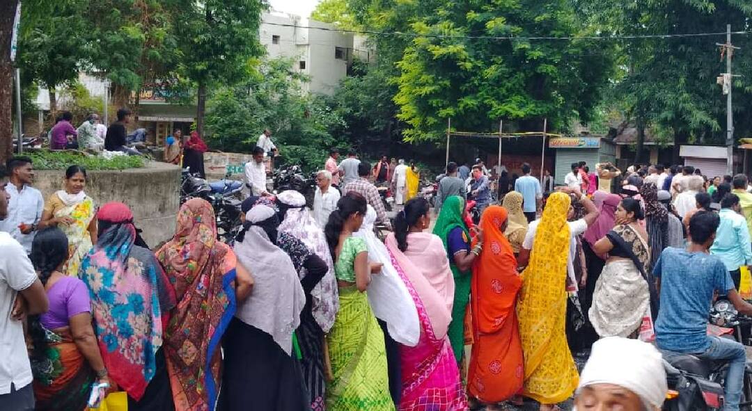 financial loot of beneficiaries in mukhyamantri ladki bahin yojana action session in Solapur case file against 2 net cafes for extorting excessive money maharashtra marathi news Ladki Bahin Yojana : लाडकी बहीण योजनेवरुन मोठा दणका, प्रशासन गंभीर; जास्त पैसे उकळणाऱ्या 2 नेट कॅफेविरुद्ध सोलापुरात गुन्हा