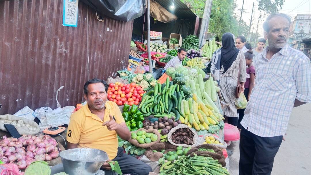 Udham Singh Nagar News: सब्जी की कीमतों ने बिगाड़ा बजट, टमाटर और प्याज के दामों में रिकॉर्ड बढ़ोत्तरी Udham Singh Nagar Vegetable Price update onion 100 per kg and tomato 50 rupee kg ann Udham Singh Nagar News: सब्जी की कीमतों ने बिगाड़ा बजट, टमाटर और प्याज के दामों में रिकॉर्ड बढ़ोत्तरी