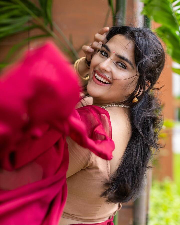 కావ్య కళ్యాణ్ రామ్ కథానాయికగా నటించిన మొదటి సినిమా 'మసూద'. ఆ హారర్ ఫిల్మ్ అందర్నీ ఆకట్టుకుంది. ఆ తర్వాత 'బలగం' సినిమా చేశారు కావ్య. (Image Courtesy: kavya_kalyanram / Instagram)