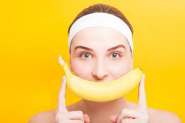 Mash the inside of the banana peel, add curd and honey to it, then apply it on the neck and face for 15 minutes and wash it with clean water.