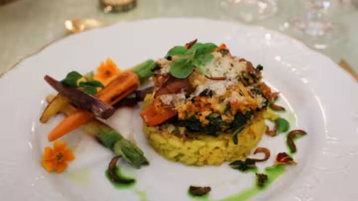 દેશના વડાપ્રધાન જ નહીં પરંતુ રાષ્ટ્રપતિ અને અન્ય તમામ વીવીઆઈપી લોકોનું ભોજન પણ તૈયાર થયા બાદ સલામતી માટે હંમેશા એક વખત ટેસ્ટ કરવામાં આવે છે. કારણ કે સિક્યોરિટી પ્રોટોકોલ મુજબ વડાપ્રધાન ભોજન તૈયાર થયા બાદ સીધું ખાઈ શકતા નથી.