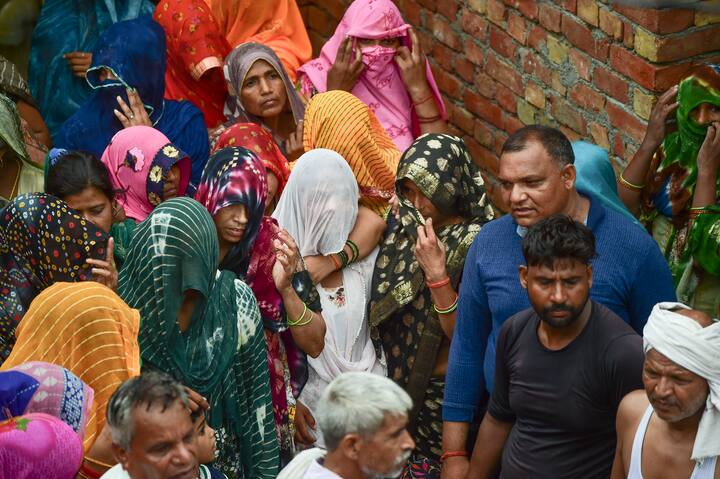 पैनल चर्चा के दौरान संतों से आचार्य बोले कि हम न तो जज हैं. हम न जांच अधिकारी हैं और न ही पुलिस हैं. मुझे लगता है कि वहां जो भक्त आए, वे तो निर्दोष हैं. बाकी सबका थोड़ा-थोड़ा दोष है. आगे ऐसा न हो, यही हम सबको सोचना है.