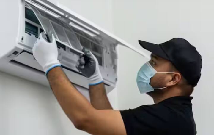 ਕਈ ਵਾਰ AC ਵਿੱਚ ਬਾਹਰੋਂ ਆਉਣ ਵਾਲੀ ਸਮੱਸਿਆ ਅਤੇ ਅੰਦਰ ਜਮ੍ਹਾਂ ਹੋਈ ਗੰਦਗੀ ਨਜ਼ਰ ਨਹੀਂ ਆਉਂਦੀ। ਇਸ ਲਈ ਕਿਸੇ ਪੇਸ਼ੇਵਰ ਮਕੈਨਿਕ ਦੀ ਮਦਦ ਨਾਲ ਅਜਿਹੀ ਸਰਵਿਸ ਕਰਵਾਉਣਾ ਬਿਹਤਰ ਹੈ।