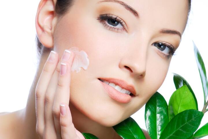 Apply aloe vera gel on the face for 15 minutes, then wash the face. This will tighten the skin.