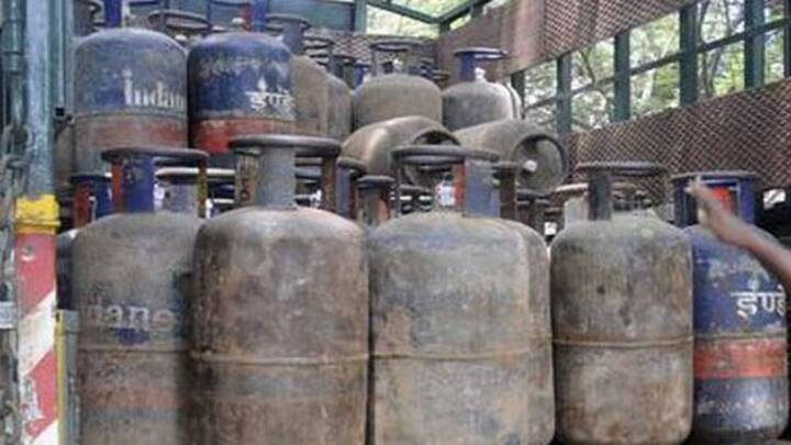 कमर्शियल गैस सिलेंडर घरेलू गैस सिलेंडर से अलग होते हैं. इनकी कीमत भी ज्यादा होती है. कमर्शियल सिलेंडर लेने के लिए आपको कमर्शियल गैस कनेक्शन लेना होता है