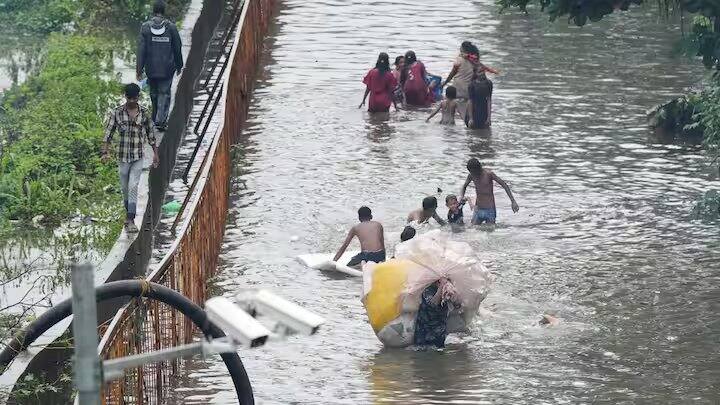 IMDએ જણાવ્યું કે સોમવાર (8 જુલાઈ, 2024)ના રોજ આખો દિવસ મુંબઈમાં મધ્યમથી ભારે વરસાદ ચાલુ રહેશે. રાત્રે વાવાઝોડું આવવાની શક્યતા છે.