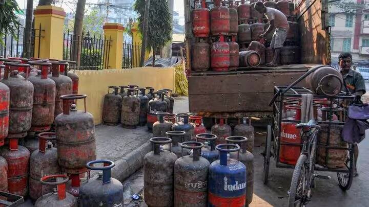 कई बार देखा गया है कि लोग घर में कमर्शियल सिलेंडर का इस्तेमाल करते हैं। जो अवैध है. आपके घर में उपयोग के लिए घरेलू गैस कनेक्शन आवश्यक है।