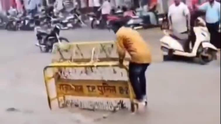 Bikaner Viral Video of man sailing in rain water on police barricade in Rajasthan ANN Bikaner: 'बीकानेर में लांच हुई पानी से चलने वाली फोर व्हीलर', देखकर हंसी नहीं रोक पाएंगे आप