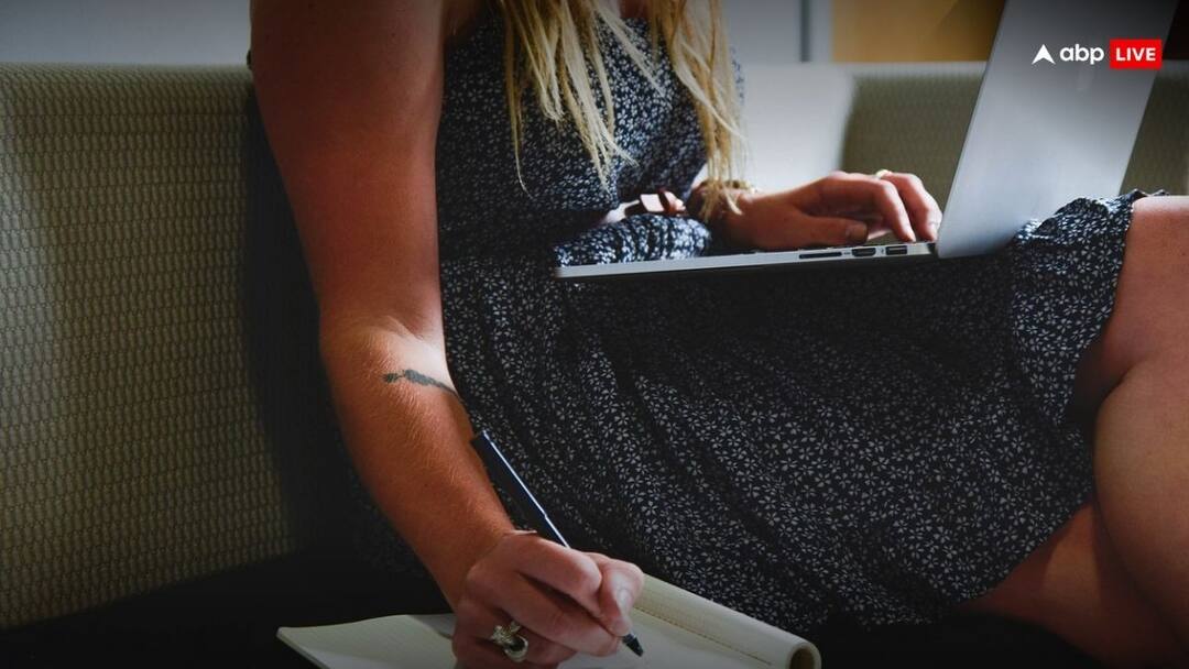 Supreme Court asks center hold stakeholders to consultation model policy menstrual leave पीरियड्स में वर्किंग वूमन को मिलेगी छुट्टी? सप्रीम कोर्ट ने केंद्र सरकार को दिया अहम निर्देश