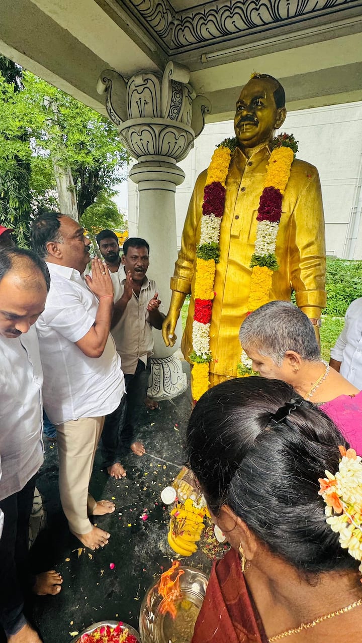 ఈ సందర్భంగా వారు కేక్ కట్ చేసి, అక్కడికి వచ్చిన పార్టీ నేతలు, కార్యకర్తలకు పంచి పెట్టారు.