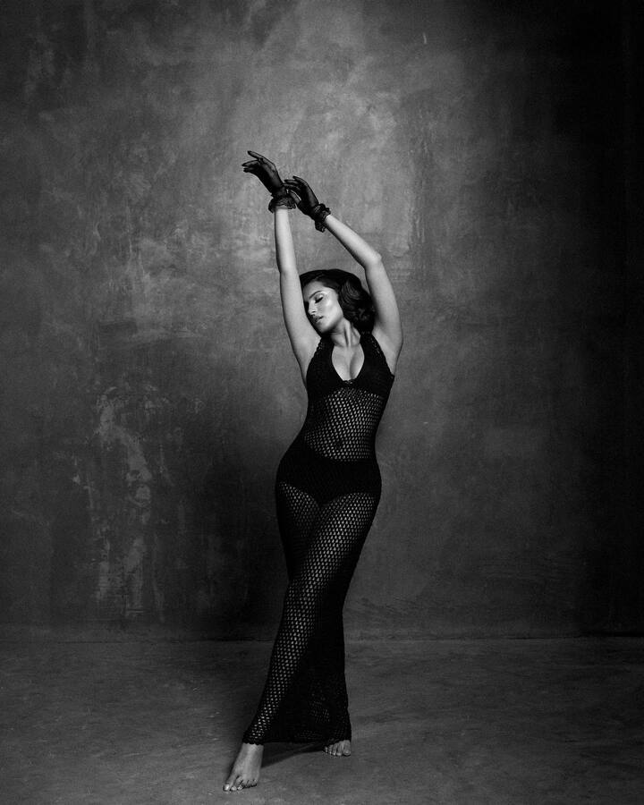 She shows off a little bit of skin through to the dress's netted pattern, which adds a touch of glam.