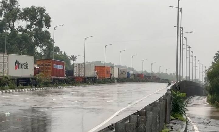 दोडामार्ग तालुक्यातील भेडशी येथे पुलावर पाणी आलं असतानाही बोलेरो गाडी घातल्याने तिघे जण वाहून गेले होते, रात्री त्यांना स्थानिक आणि प्रशासनाने सुखरूप बाहेर काढलं.