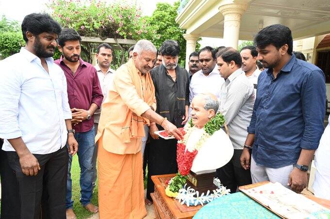 ఈ కార్యక్రమం లో వైసీపీ అభిమానులు, కార్యకర్తలు పాల్గొన్నారు.