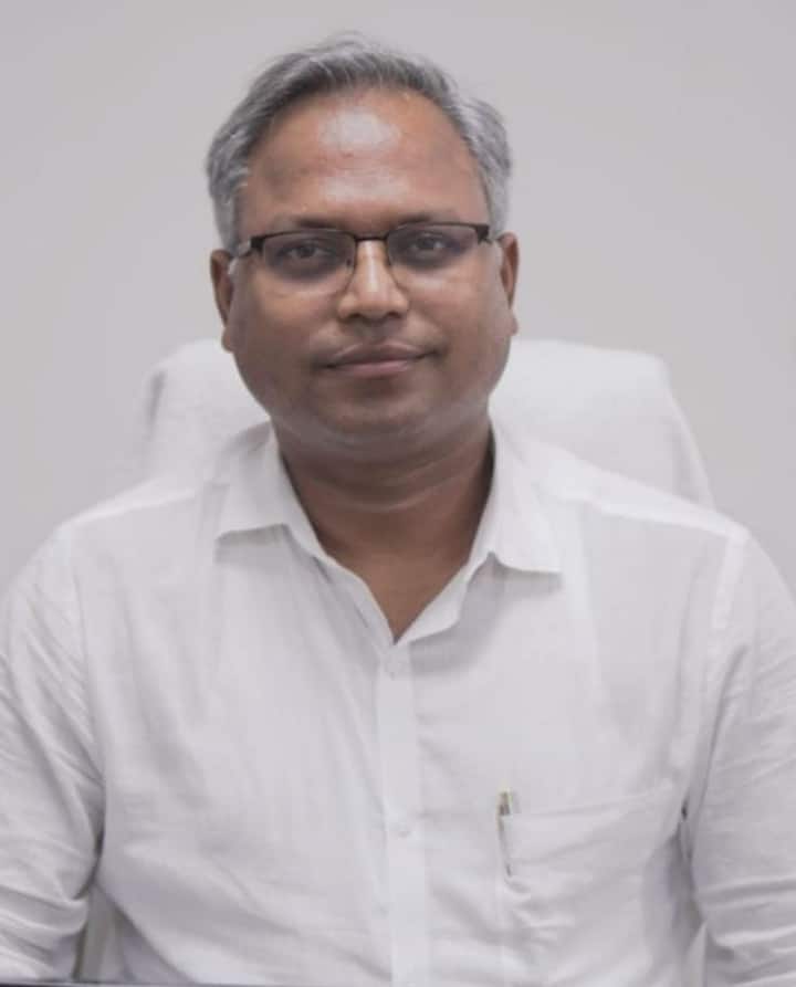 चर्चा है कि मंगलवार (नौ जुलाई, 2024) को आईएएस अफसर मनीष कुमार वर्मा जनता दल (यूनाइटेड) जॉइन कर सकते हैं.