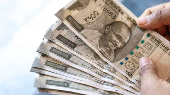 अगर आप 15 साल के लिए म्युचुअल फंड्स में हर महीने 8000 रुपये एसआईपी करते हैं. तो 15 सालों में आपका निवेश होगा 1,440,000 रुपये.