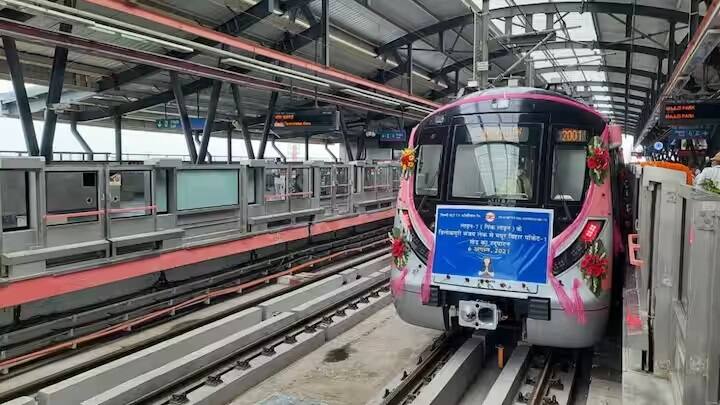 ડ્રાઇવર વિનાની મેટ્રો ટ્રેનમાં ડ્રાઇવરની કેબિન નથી. મેટ્રો ટ્રેનો ડ્રાઈવરલેસ ટ્રેન ઓપરેશન (DTO) મૉડ દ્વારા ડ્રાઈવર વગર ચાલે છે. આ સમય દરમિયાન મેટ્રોને કમાન્ડ સેન્ટર્સથી નિયંત્રિત કરવામાં આવે છે. તમને જણાવી દઈએ કે ડ્રાઈવર વિનાની મેટ્રોમાં કોઈ માનવીય હસ્તક્ષેપ નથી.
