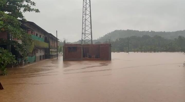 सिंधुदुर्ग जिल्ह्यातील अनेक घरांना पुराच्या पाण्याने वेढले. वैभववाडी मधील तीथवली येथे मुसळधार पावसामुळे घर कोसळलं.