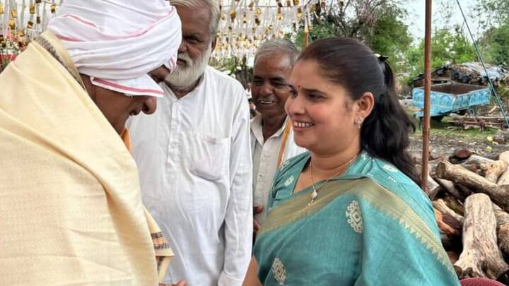 सागर जिले के बीना विधानसभा क्षेत्र से विधायक निर्मला सप्रे की बात करें तो इन्होंने लोकसभा चुनाव के तीसरे चरण के मतदान से मात्र दो दिन पहले ही बीजेपी का दामन थाम लिया था. सीएम यादव ने ही इन्हें भाजपा में सदस्यता दिलाई थी. इन्होंने सागर जिले की आरक्षित बीना सीट से 2023 में विधानसभा चुनाव जीता था.