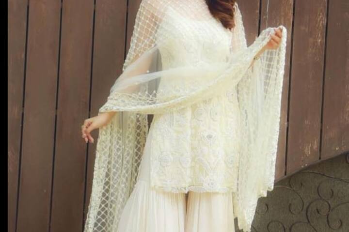 अगर आप चाहे तो वाइट कलर का ये शरारा ट्राई कर सकती है, इसमें आप खूबसूरत दिखेंगे.