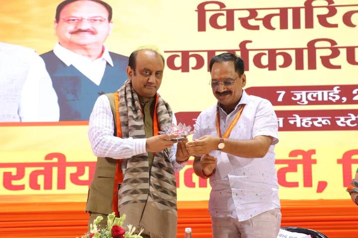 केंद्रीय मंत्री पीयूष गोयल ने बीजेपी की जीत पर दिल्ली की जनता को बधाई देते हुए कहा कि यह जीत साधारण नहीं है और दिल्ली का योगदान अमूल्य है. प्रधानमंत्री नरेंद्र मोदी की विजय सिर्फ विकास कार्यों की विजय है. अनेकों कार्यक्रम और योजनाओं से मोदी सरकार ने अनेक कार्य किए और विकसित भारत बनाने के लिए आगे के विजन के लिए वह देशवासियों के सामने गए और उसी की पुष्टि यह विजय करती है.