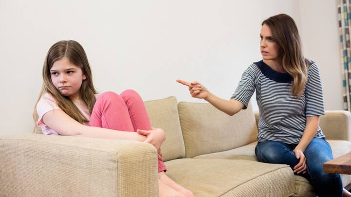 स्पष्ट रूप से बताएं: बच्चे को बताएं कि उसे क्यों टाइम आउट दिया जा रहा है.  आसान और स्पष्ट भाषा में उसकी गलती समझाएं.