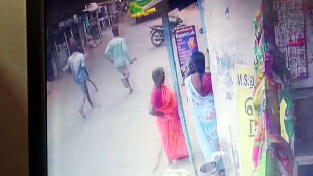 Crime: ரவுடியை பயங்கர ஆயுதங்களுடன் கடையில் சுத்துப்போட்ட மர்ம நபர்கள்! வெளியான சிசிடிவி crime: Mysterious persons who were involved in various cases including murder case, stabbed a person in the shop with deadly weapons Crime: ரவுடியை பயங்கர ஆயுதங்களுடன் கடையில் சுத்துப்போட்ட மர்ம நபர்கள்! வெளியான சிசிடிவி