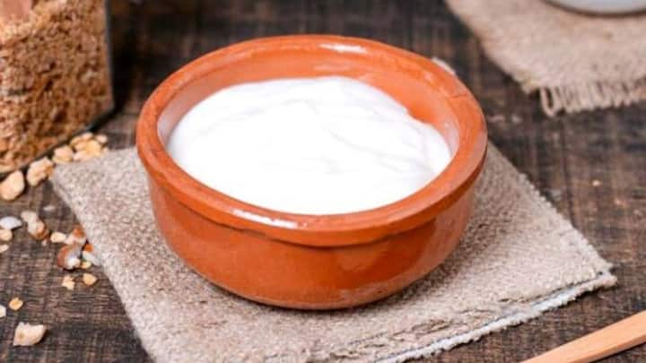 আমরা যখন বিশেষ কোনো কাজে বাড়ি থেকে বের হই। সেটা ঘুরতে কিংবা পরীক্ষা বা ইন্টারভিউ দিতে, তখন আমাদের পরিবারের সদস্যরা দই-চিনি খাওয়ার পরামর্শ দেন।