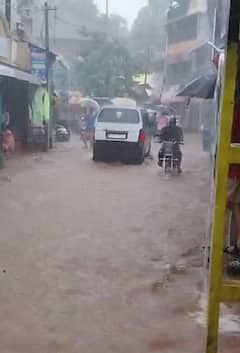 सिंधुदुर्गात भयावह परिस्थिती; घरांना पुराच्या पाण्याने वेढले, अनेक नद्यांनी इशारा पातळी ओलांडली!