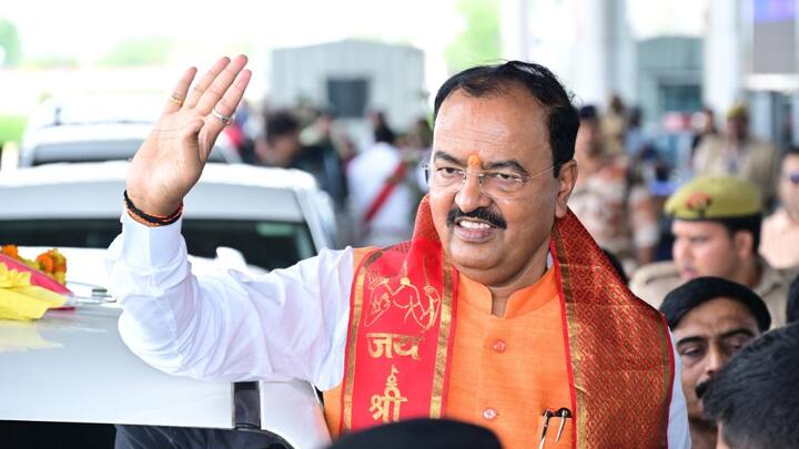यह बात तब सामने आई जब रविवार को प्रयागराज के उमरपुर निवां स्थित श्री नर्वदेश्वर शिव मंदिर में विधायक पूजा पाल ने एक अनुष्ठान करवाया. एक मंदिर में मूर्ति स्थापना के कार्यक्रम में उन्होंने मुख्य अतिथि के तौर पर केशव प्रसाद मौर्य को बुलाया और जो कार्यक्रम में शामिल भी हो गए. हालांकि, जिले के भाजपाई इस संबंध में कुछ भी बोलने से फिलहाल बच रहे हैं.