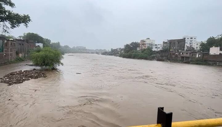 राज्याच्या विविध भागात मुसळधार पाऊस सुरु आहे. अकोला जिल्ह्यात नदी नाले दुथडी भरुन वाहत आहेत.