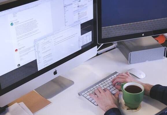 લોરેન્સને સ્વાસ્થ્ય સમસ્યાઓ હતી, તેથી કંપનીએ તેને તેના જ વિભાગમાં જાળવી રાખી હતી. વિભાગ બદલવાની તેણીની વિનંતી પર ઓરેન્જ કંપનીએ તેને કોઇ કામ આપવાનું બંધ કર્યું કારણ કે અન્ય કોઇ વિભાગમાં કામ કરવા માટે સારી રીતે ફિટ ન હતી. તેમ છતાં કંપનીએ તેને તેનો સંપૂર્ણ પગાર આપવાનો ચાલુ રાખ્યો હતો.