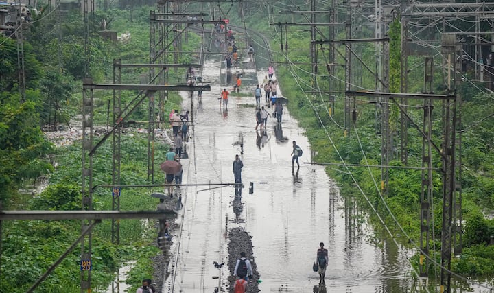 मुंबई के कुछ इलाकों में सुबह सात बजे तक मात्र छह घंटों में 300 मिमी से अधिक बारिश हुई, जिससे सड़कें और निचले इलाके जलमग्न हो गए. महाराष्ट्र विधानमंडल के दोनों सदनों की कार्यवाही स्थगित कर दी गई, क्योंकि भारी बारिश के कारण कई सदस्य और अधिकारी विधान भवन नहीं पहुंच सके.