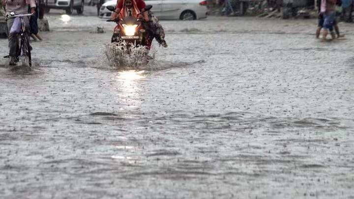 જો તમે આ વરસાદની સિઝનમાં બહાર ફરવા જાવ છો. તેથી તમારે જાણવું જોઈએ કે તમે કયો માર્ગ લઈ રહ્યા છો. એટલે કે, જો તમે એવા રૂટ પરથી જાઓ છો જ્યાં પાણી ભરાય છે. પછી તમને સમસ્યાઓનો સામનો કરવો પડશે અને તમે રસ્તામાં અટવાઈ જશો.