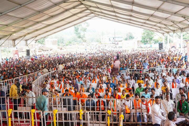 अमरवाड़ा विधानसभा में मुख्यमंत्री मोहन यादव के जनसभा में पंडाल के भीतर भारी संख्या में पार्टी के समर्थक मौजूद दिखे.