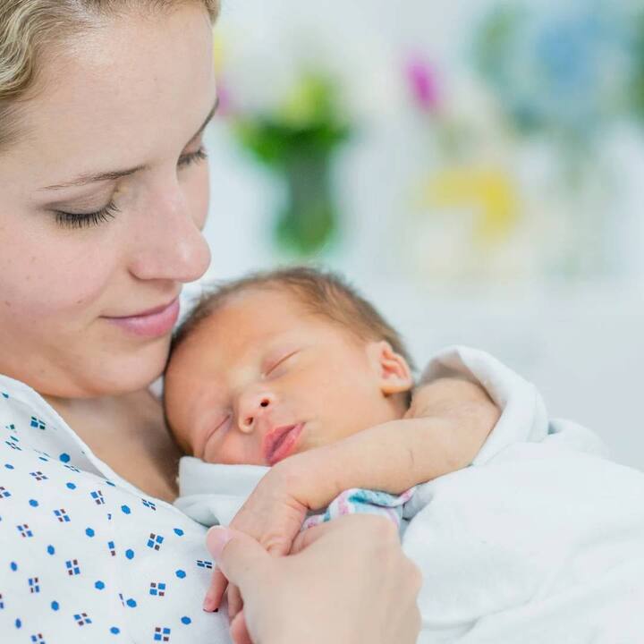 ਛੋਟੇ ਬੱਚਿਆਂ ਦੀ ਦੇਖਭਾਲ ਕਰਨਾ ਬਹੁਤ ਸਾਵਧਾਨੀ ਵਾਲਾ ਕੰਮ ਹੁੰਦਾ ਹੈ ਅਤੇ ਜਦੋਂ ਤੁਹਾਨੂੰ ਪਹਿਲੀ ਵਾਰ ਮਾਂ ਬਣਨ ਦਾ ਤਜਰਬਾ ਹੁੰਦਾ ਹੈ ਤਾਂ ਕਈ ਸਮੱਸਿਆਵਾਂ ਵੀ ਖੜ੍ਹੀਆਂ ਹੁੰਦੀਆਂ ਹਨ। ਅਜਿਹੇ 'ਚ ਬੱਚੇ ਨੂੰ ਸਿਹਤਮੰਦ ਰੱਖਣ ਲਈ ਛੋਟੀਆਂ-ਛੋਟੀਆਂ ਗੱਲਾਂ ਦਾ ਧਿਆਨ ਰੱਖਣਾ ਚਾਹੀਦਾ ਹੈ। ਆਓ ਪਤਾ ਕਰੀਏ।