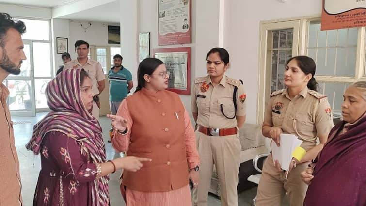 Gurugram Haryana Women Commission vice president Sonia Agarwal surprise inspection of police station ANN Gurugram: औचक निरीक्षण में हरियाणा महिला आयोग की उपाध्यक्ष को मिली खामियां, थाना प्रबंधक को दिया निर्देश