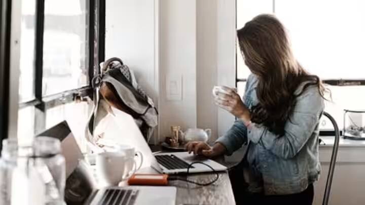 પરંતુ ફ્રાન્સમાંથી એક વિપરીત કિસ્સો સામે આવ્યો છે. જ્યાં એક મહિલાએ તેની કંપની વિરુદ્ધ કેસ દાખલ કર્યો કારણ કે કંપની 20 વર્ષથી કોઈ કામ કર્યા વિના તેને પગાર ચૂકવી રહી હતી.