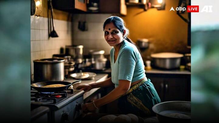 सोशल मीडिया पर एक फूड ब्लॉगर का वीडियो वायरल हो रहा है, जो पलक झपकते ही पांच पूड़ियां एक साथ बना देती है.