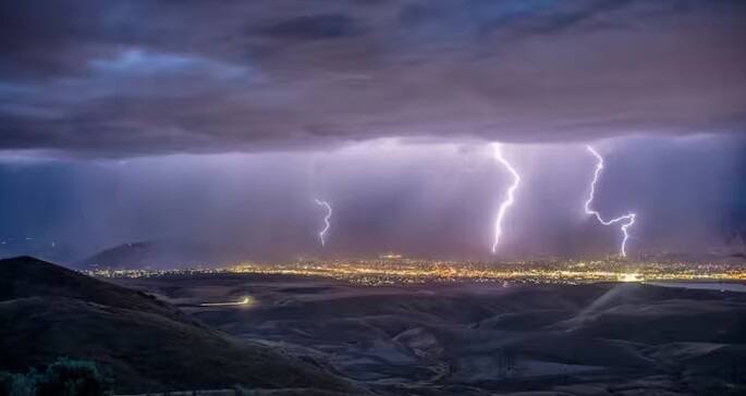 ચોમાસા દરમિયાન વીજળી પડવાની ઘટનાઓ વધી જાય છે. પરંતુ શું તમે જાણો છો કે વીજળી કઈ વસ્તુઓ પર સૌથી વધુ પડે છે? શું કાળા કપડાં પહેરનાર વ્યક્તિને સૌથી વધુ વીજળી વરસાદના દિવસોમાં પડે છે? શહેરો કરતાં ગ્રામીણ વિસ્તારોમાં વધુ વીજળી પડવાની ઘટનાઓ બને છે. આજે અમે તમને જણાવીશું કે કયા લોકોને વીજળી પડવાની શક્યતા વધુ હોય છે.