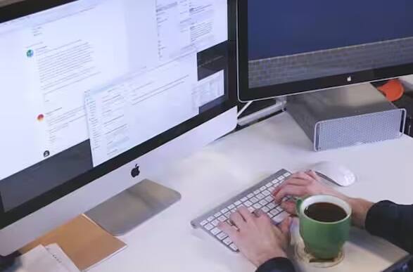 એક મહિલાએ તેની કંપની વિરુદ્ધ કેસ દાખલ કર્યો કારણ કે કંપની 20 વર્ષથી કોઈ કામ કર્યા વિના તેનો પગાર ચૂકવી રહી હતી. સામાન્ય રીતે લોકો ઓફિસમાં કામ ન કરવા માટે તેમના બોસ દ્વારા ઠપકો આપે છે અને કેટલીકવાર નોકરીમાંથી કાઢી મૂકવામાં આવે છે. આવી સ્થિતિમાં ઘણા લોકો કંપની સામે કેસ પણ કરે છે.