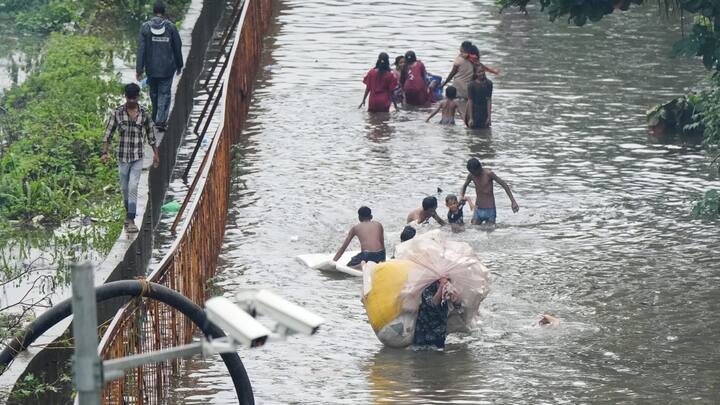 बीएमसी ने कहा कि मुंबई में सुबह 1 बजे से 7 बजे तक यानी कुल छह घंटे में विभिन्न स्थानों पर 300 मिमी से ज्यादा बारिश दर्ज की गई है.
