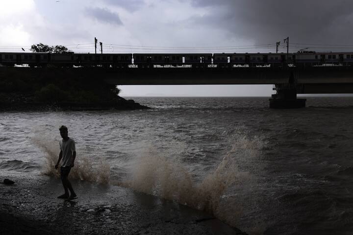 জুনের প্রচণ্ড বৃষ্টির ঘাটতি জুলাইতে মিটবে কি না, তা এখনও নিশ্চিত করে বলতে পারছে না আবহাওয়া দফতর। তবু এরই মধ্যে একটু আশার বার্তা দিল তারা।