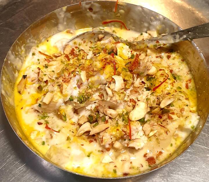 बॉलीवुड का एक फेमस गाना 'मैं प्रेम दा प्याला पी आया इक प्याले में सादियां जी आया....' आपने भी सुना और गुनगुनाया होगा. आमतौर पर आपने प्याला शब्द पीने की चीज के लिए इस्तेमाल होते हुए देखा होगा, लेकिन राजस्थान के जोधपुर में एक स्वीट डिश (मिठाई) का नाम 'प्रेम प्याला' है. यह प्रेम प्याला पिया नहीं खाया जाता है. खास तौर से युवा इस मिठाई को बहुत पसंद करते हैं.