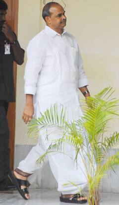 In Pics: రాహుల్‌ గాంధీ వ్యతిరేకులు వైఎస్ఆర్ వారసులు కారు - రేవంత్ రెడ్డి, ఫోటోలు