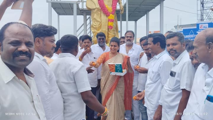 నగిరి నియోజకవర్గంలో వైఎస్ విగ్రహానికి మాజీ మంత్రి రోజా నివాళులు